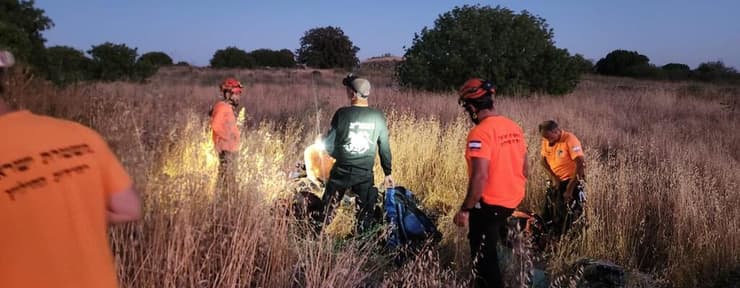 פינוי פגר נקבת הנשר המתה ברמת הגולן (צילום: יחידת חילוץ גולן) פינוי פגר הנשר המת ברמת הגולן