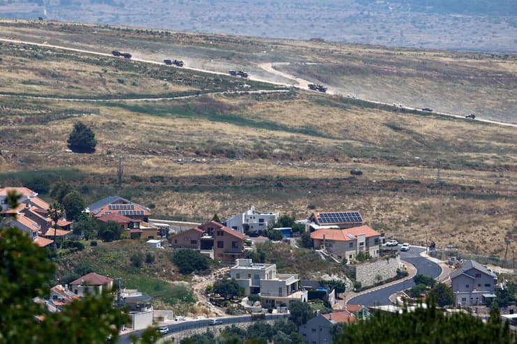שיירה של כלי רכב צבאיים ישראליים פועלת בדרום לבנון, סמוך למטולה שבצד הישראלי של הגבול, 1 ביוני 2026 (REUTERS/Amir Cohen) שיירה של כלי רכב צבאיים ישראליים פועלת בדרום לבנון, סמוך למטולה שבצד הישראלי של הגבול, 1 ביוני 2026