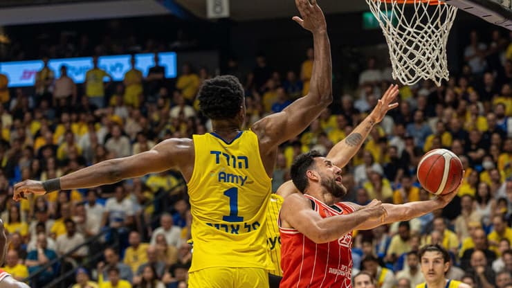 הגיע בגדול למשחק השלישי. ואסיליה מיציץ' (צילום: טל שחר) שחקן הפועל ת"א ואסיליה מיציץ' מול שחקן מכבי ת"א ג'יילן הורד