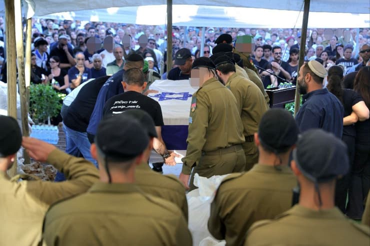 הלווייתו של סמ"ר נוה חבשוש ז"ל (צילום: אלכס קולומויסקי ) הלווייתו של סמ"ר נוה חבשוש ז"ל
