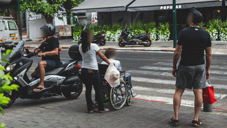מה יקרה כאשר תתרוקן לחלוטין קופת הביטוח הלאומי? (צילום: shutterstock) אישה סיעודית עם מטפלת בתל אביב
