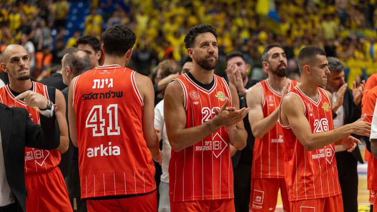 לא הולכים לשום מקום. שחקני הפועל ת"א (צילום: טל שחר) שחקני הפועל ת"א