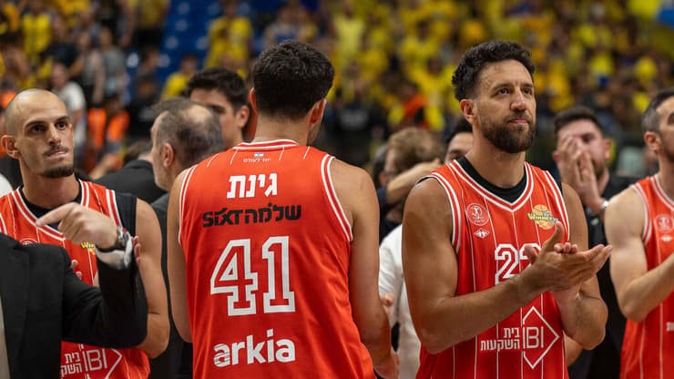 צריכים חיבור. הפועל ת"א (צילום: טל שחר) שחקני הפועל ת"א