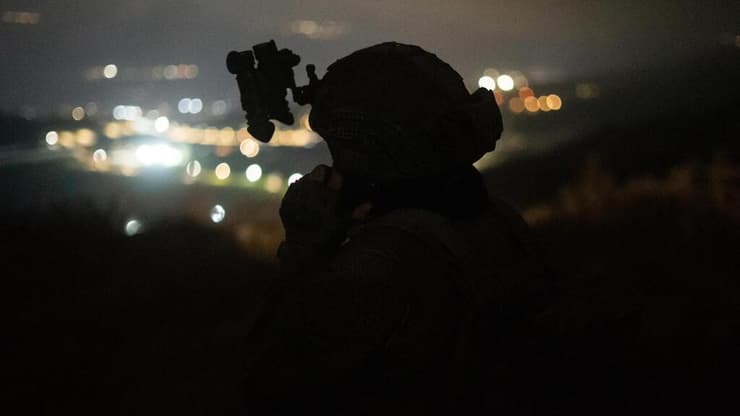 "אנחנו נשארים". לוחם בדרום לבנון (צילום: דובר צה"ל) אמברגו 22.06 06:00 פעילות כוחות צה"ל בדרום לבנון