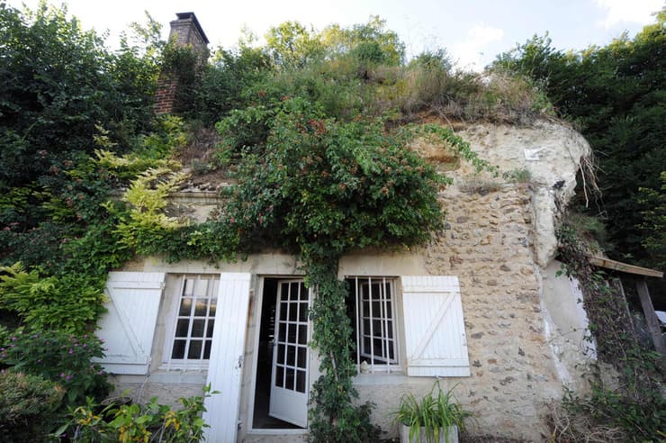בית מערה בכפר הצרפתי טרו. "לחיות כאן בהקשר של שינויי האקלים זה באמת מזל אדיר" (צילום: JEAN-FRANCOIS MONIER / AFP) צרפת גל חום בית מערה ב כפר טרו