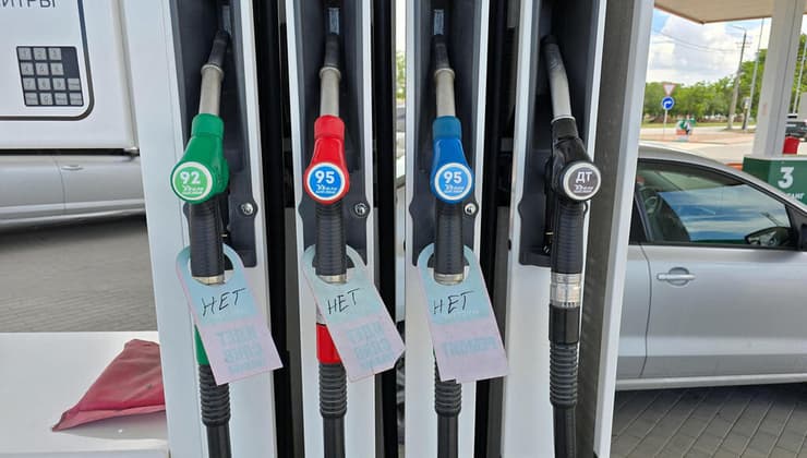 שלטי "נייט" על משאבות בתחנת דלק בחצי האי (צילום: REUTERS/Alexey Pavlishak) שלטי "נייט" ("לא") על משאבות ב תחנת דלק ב קרים שנכבש על ידי רוסיה מידי אוקראינה ומתמודד עם מחסור משבר נפט בעקבות מתקפות כטב"מים אוקראיניות
