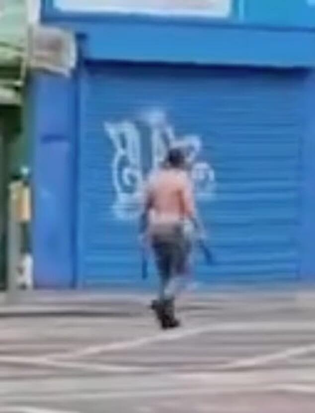 התוקף נטול החולצה כפי שתועד בסוף השבוע באדינבורו בריטניה מסע דקירות נגד מוסלמים סקוטלנד אדינברו