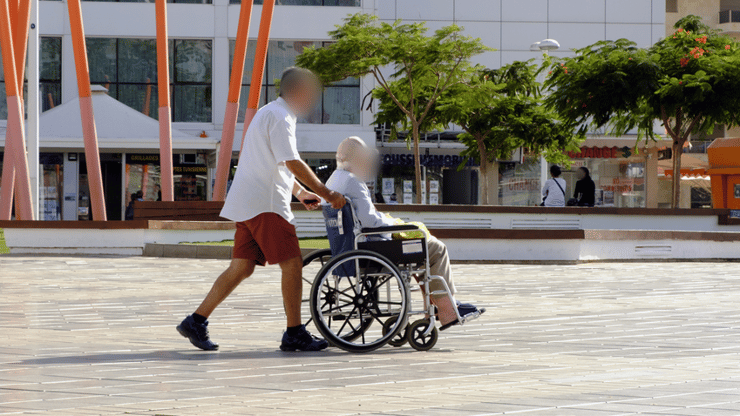 חברות הביטוח שולחות חוקרים ומחפשות דרכים להימנע מתשלום הקצבאות. אילוסטרציה (צילום: shutterstock) גבר סיעודי עם מטפל בנתניה