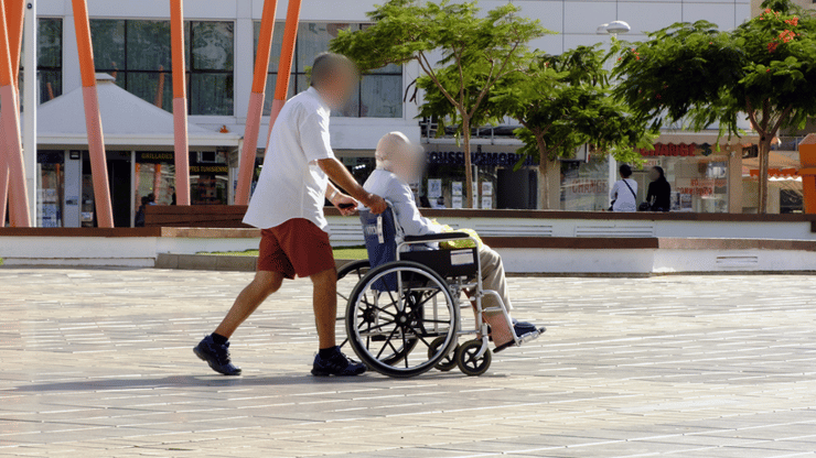 גבר סיעודי עם מטפל בנתניה. ארכיון (צילום: shutterstock) גבר סיעודי עם מטפל בנתניה