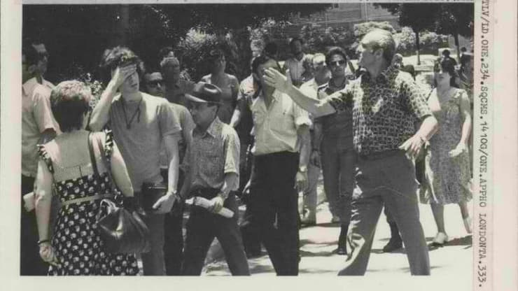 קרובי-משפחה של החטופים במטוס "אייר-פראנס" באוגנדה מתאספים לפני משרדו של רוה"מ יצחק רבין בת"א, כדי לדרוש שינוהל משא ומתן עם החוטפים לשחרור בני-משפחותיהם