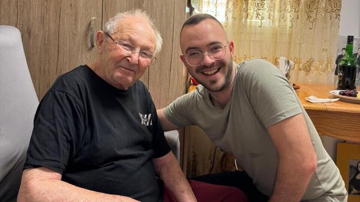 קופמן ביום הולדתו ה-96 יחד עם נכדו ליאור. "סבא חלם שהציורים שלו יוצגו בתערוכה" (צילום: באדיבות המשפחה) קופמן ביום הולדתו ה-96 יחד עם נכדו ליאור