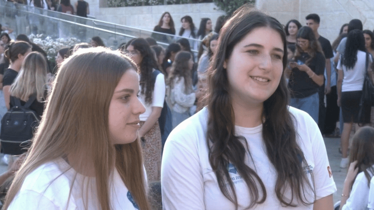 שושי בנוביץ’ ויעל מליק, משרתות בעמותת “רחשי לב” (צילום: אלכס גמבורג) שושי בנוביץ’ ויעל מליק, משרתות בעמותת “רחשי לב”