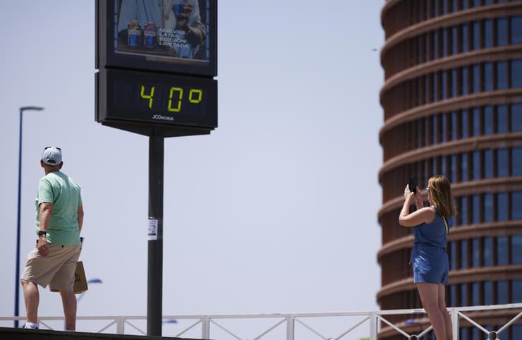 מד החום מצביע על 40 מעלות בסביליה (צילום: Marcelo del Pozo/Getty Images) אירופה גל חום ספרד סביליה 40 מעלות