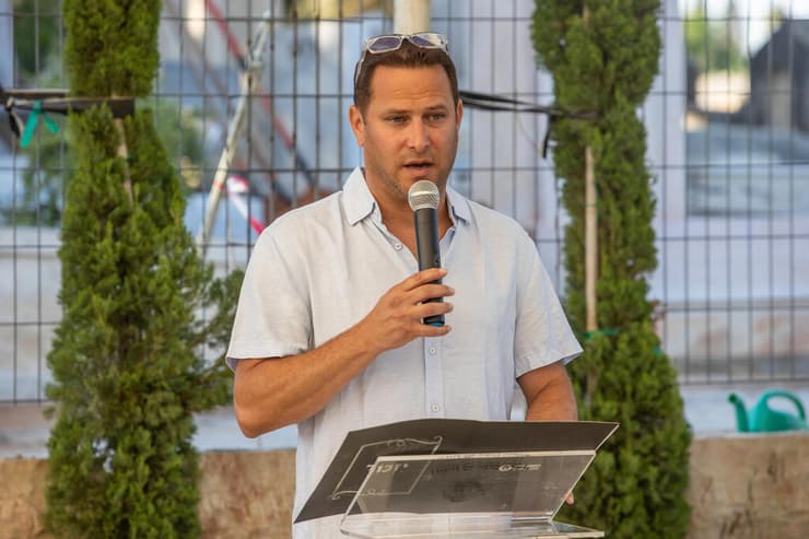 רז קינסטליך בהלווייתו של יעקב אגם (צילום: עידו ארז) רז קסטנליך בהלווייתו של יעקב אגם