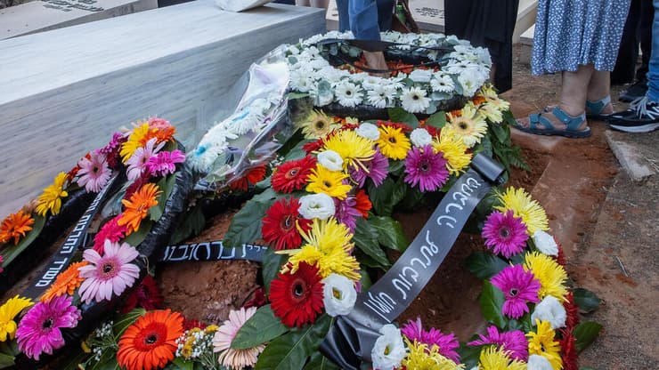 הלווייתו של יעקב אגם (צילום: עידו ארז) הלווייתו של יעקב אגם