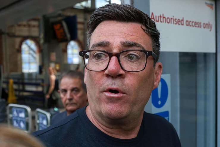 "היו כנראה פשעי מלחמה. רצח עם? בתי הדין הבינ"ל יכריעו". ברנהאם (צילום: REUTERS/Temilade Adelaja) בריטניה אנדי ברנהאם ב מנצ'סטר בדרך ל רכבת ל לונדון ל השבעה בפרלמנט