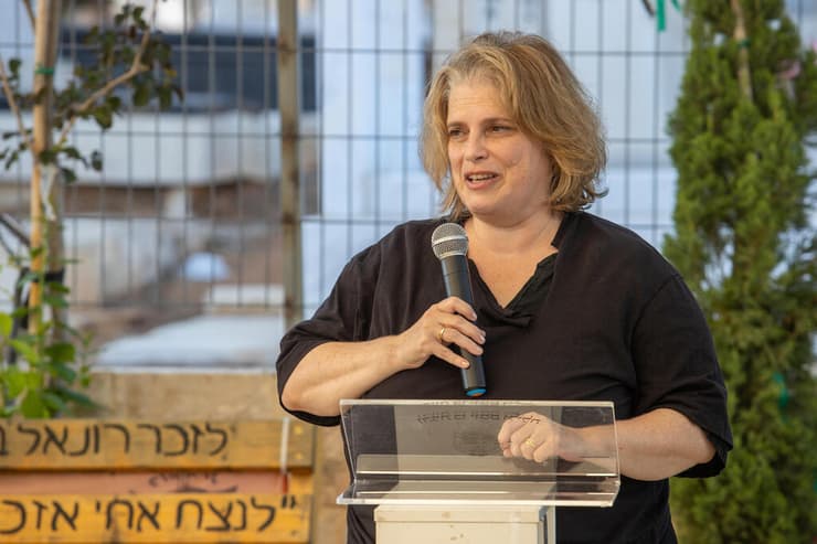 אורית בתו של יעקב אגם בהלווייתו (צילום: עידו ארז) אורית בתו של יעקב אגם בהלווייתו
