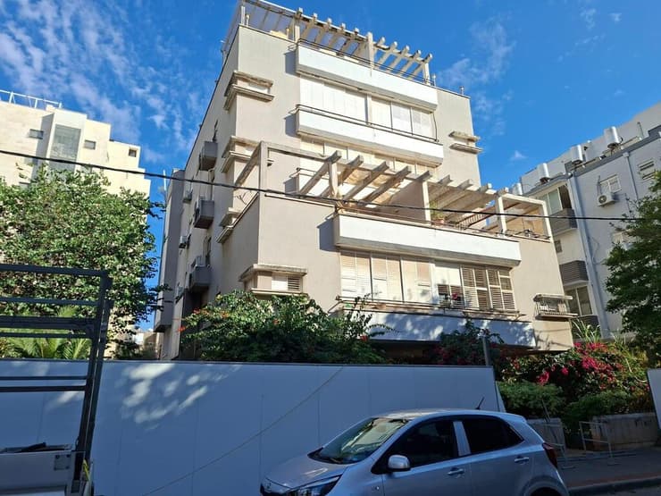 בניין הפלקל בראשון לציון. שיטת בנייה מסכנת חיים (צילום: יהודית לייבוביץ) בניין הפלקל ראשון לציון