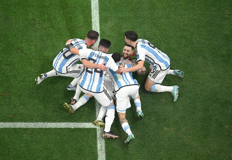 שמחה של שער בגמר (צילום: Matthias Hangst/Getty Images) מסי וארגנטינה חוגגים את השער שכבש בגמר המונדיאל ב-2022