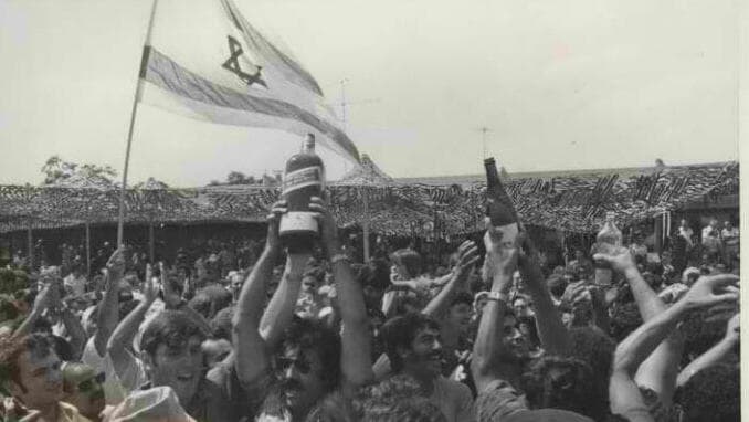 מאות מקרובי-המשפחה הצוהלים והשמחים שבאו לשדה התעופה בנמל בן-גוריון לקבל את פני יקיריהם שנחטפו במטוס "אייר פראנס" לאוגנדה ושוחררו במבצע אנטבה