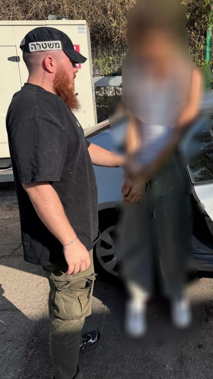 החשוד מובל בעודו אזוק (צילום: דוברות המשטרה) מעצר תושב תל אביב החשוד בביצוע עבירות מין