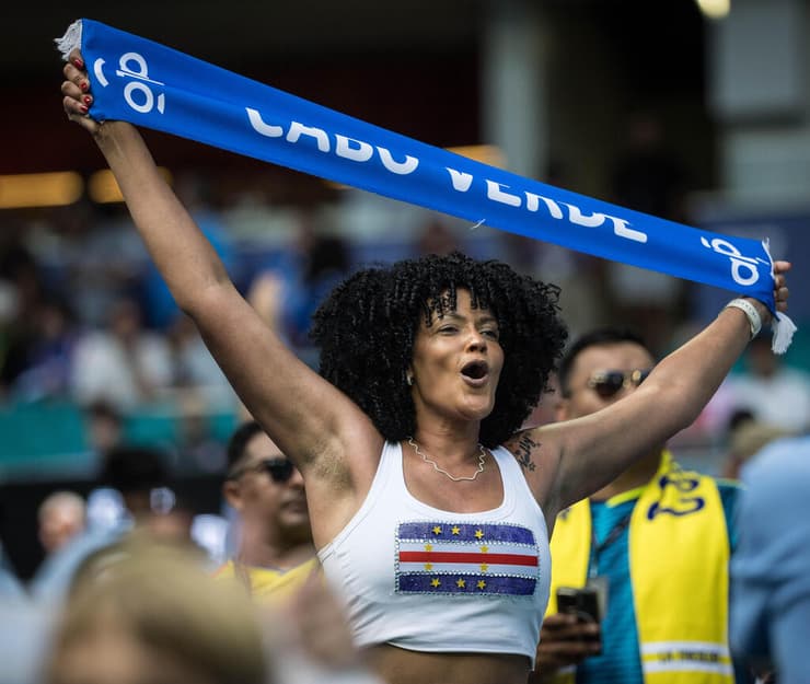 קייפ ורדה ממשיכה להדהים את העולם, והאוהדים מאושרים (צילום: עוז מועלם) אוהדי קייפ ורדה