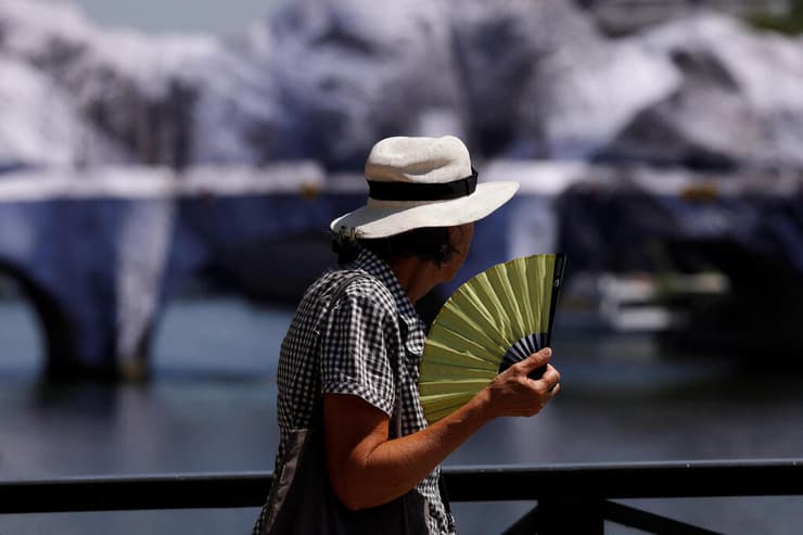 על גדת נהר הסן בפריז, היום (צילום: REUTERS/Alice Sacco) אירופה גל חום צרפת פריז ליד נהר ה סן