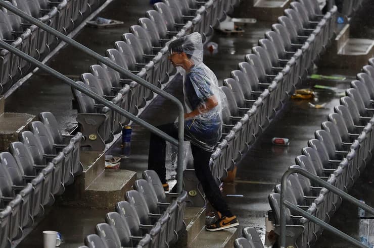 אוהד עוזב את היציע (צילום: REUTERS/Bernadett Szabo) המשחק בין נבחרת צרפת לנבחרת עיראק הופסק בעקבות סופת ברקים