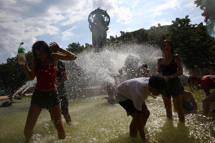 קרב מים בבירת צרפת. רק ביום שישי תגיע הקלה (צילום: REUTERS/Abdul Saboor/File Photo) גל חום אירופה פריז צרפת