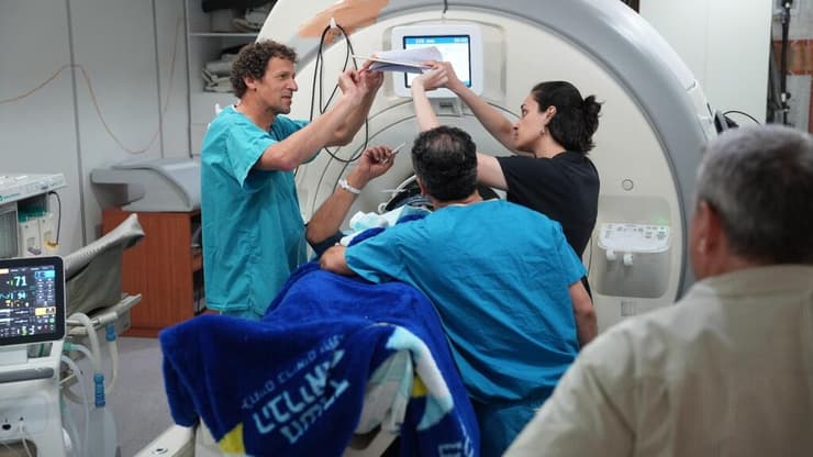 "מקווים שהפיתוח החדש יוכל לעזור לאלפים רבים התלויים באופיואידים, בצורה בטוחה ופחות טראומטית" (צילום: הקריה הרפואית רמב"ם) מומחי רמב"ם גמלו מכור לתרופות באמצעות גלי קול בטכנולוגיה של "אינסייטק"