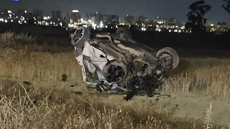 הרכב בשולי הכביש (צילום: זק"א) זירת התאונה הקטלנית בכביש 40