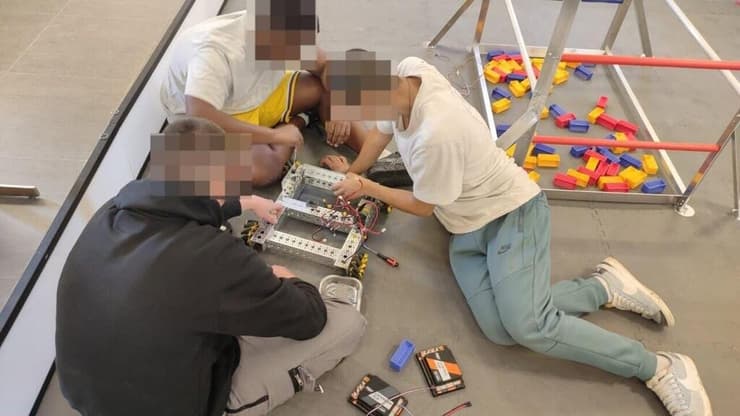 "למעון היתה שאיפה שלא יצאו מכאן רק נגרים וספרים, אלא לחבר אותנו לטכנולוגיה" נבחרת הרובוטיקה של חסות הנוער זכתה באליפות בינלאומית