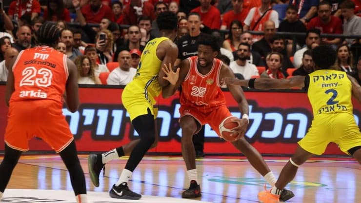דן אוטורו מול ג'יילן הורד (צילום: מוטי קמחי) דן אוטורו מול ג'יילן הורד