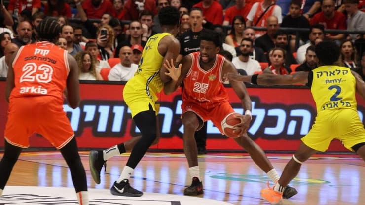דן אוטורו מול ג'יילן הורד (צילום: מוטי קמחי) דן אוטורו מול ג'יילן הורד