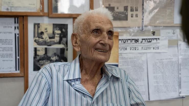 סא"ל משולם שבתאי, מאחרוני העצורים בשבת השחורה, מקבל תעודת הערכה מקצין הרפואה הראשי