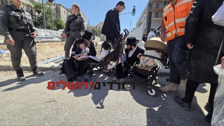 מחכים לפינוי השוטרים, עם פעוטות בעגלה (צילום: חרדים ירושלים ) פינוי חרדים מאתר עבודה בירושלים