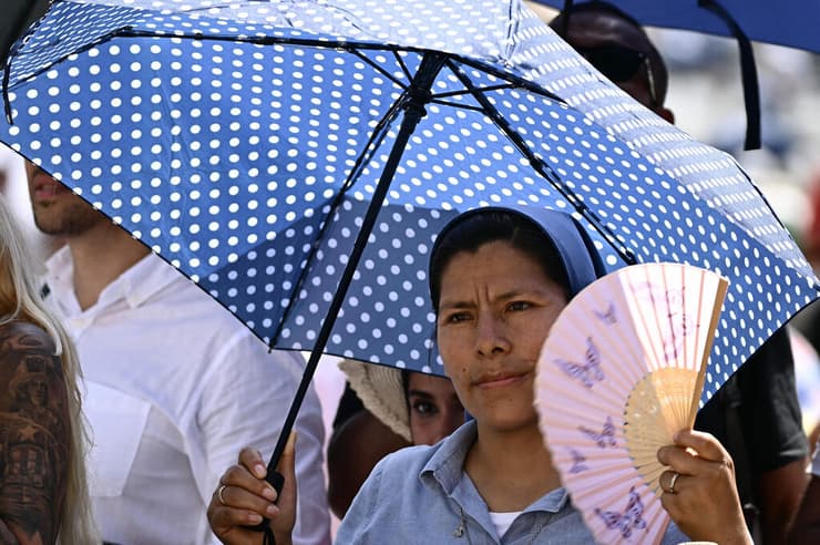 צילום: Filippo MONTEFORTE / AFP גל חום אירופה ותיקן במהלך הופעת האפיפיור