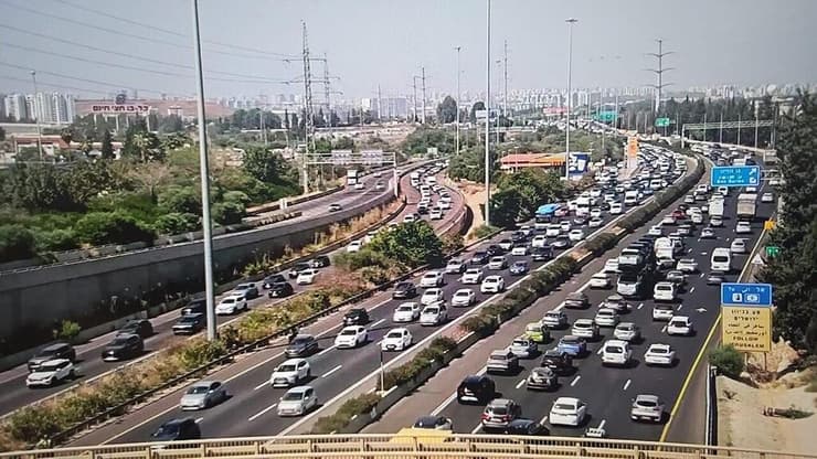 עומסים כבדים החלו כבר ב-15:00 (צילום: נתיבי ישראל) עומסים בחולון מזרח