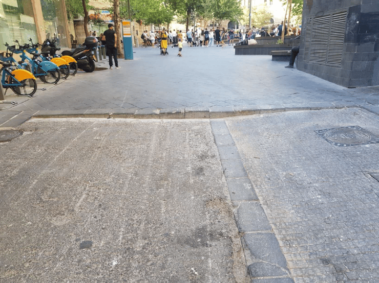 פערי הגובה שבגינם מעדה התובעת (מתוך פסק הדין) פציעה מדרחוב ירושלים