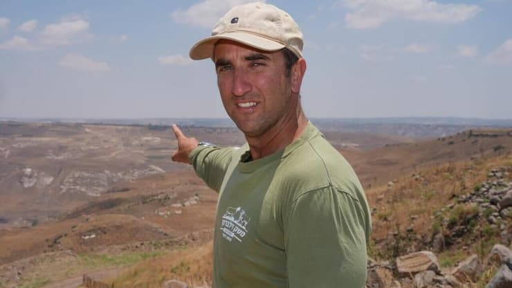 "עכשיו זה נגמר, הם לא יכולים להגיע לפה יותר" (צילום: אפי שריר ) יואל זלברמן, השומר החדש גבול סוריה עם עדר הבקר הבטחוני שמחליף את לוחמי המילואים על גבול סוריה בסמוך לנחל הרוקאד