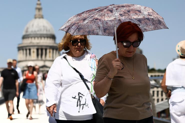 על גשר המילניום בלונדון (צילום: REUTERS/Jack Taylor) גל חום אירופה בריטניה לונדון גשר המילניום