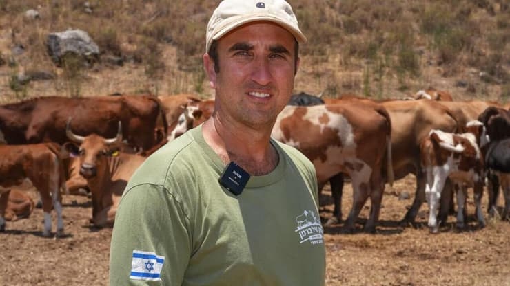 יואל זלברמן, מייסד ומנכ"ל "השומר החדש". המשימה שהוטלה עליו הייתה שונה מכל מבצע טקטי אחר (צילום: אפי שריר ) יואל זלברמן, השומר החדש גבול סוריה עם עדר הבקר הבטחוני שמחליף את לוחמי המילואים על גבול סוריה בסמוך לנחל הרוקאד