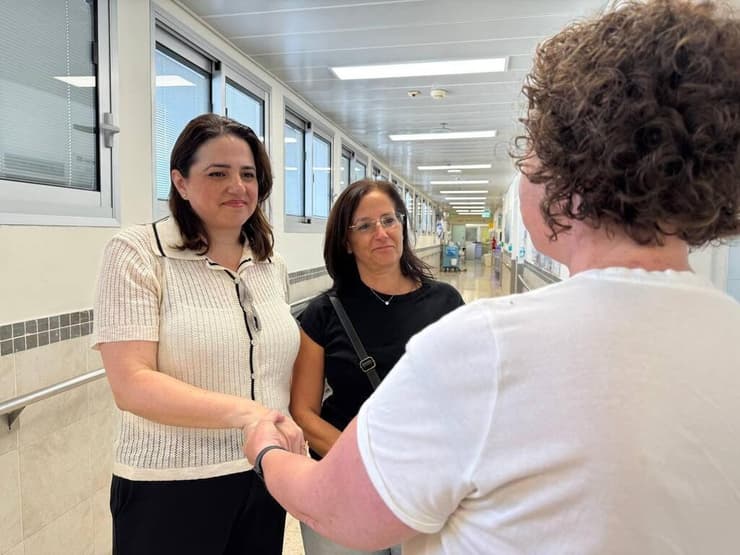 אחוות ה אימהות ב בית חולים רמב"ם  מהגב יהודית אימו של ע׳ לוחם ה שיריון ש נפצע מ רחפן  חולצה שחורה מימין יפית אמו של ניב שטייף שנפצע קשה  עם חולצה לבנה עטרה אימו של לוחם הצנחנים איתן קוך שנפגע ב בינת ג׳בל