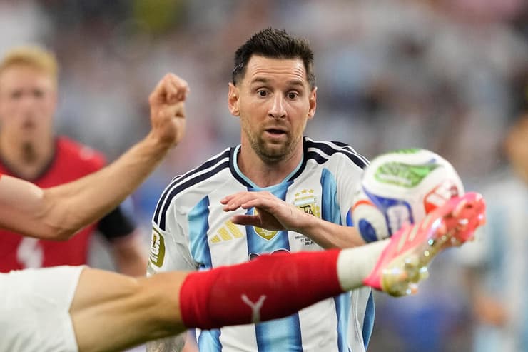 מסי (צילום: Tony Gutierrez / AP) מסי והכדור