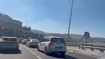 שיירת רכבי המפגינים ביציאה מירושלים