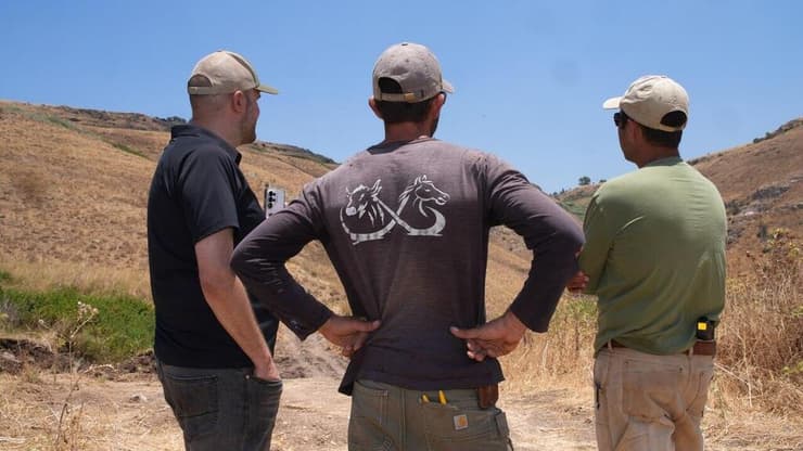 "בגלל שהמרחב הזה היה רחוק מהעין ומהלב, הגזרה הענקית הזאת הייתה כמעט נטושה" (צילום: אפי שריר ) יואל זלברמן, השומר החדש גבול סוריה עם עדר הבקר הבטחוני שמחליף את לוחמי המילואים על גבול סוריה בסמוך לנחל הרוקאד