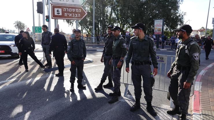 מחסום המשטרה בצומת כפר יונה (צילום: שאול גולן) צומת כפר יונה
