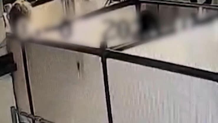 משמאל לתמונה: לוי מציץ לתא ההלבשה תיעוד של החשוד גור לוי