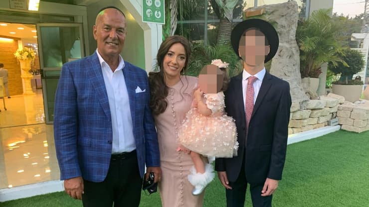 מיכאל מישל מזרחי ז"ל יחד עם משפחתו