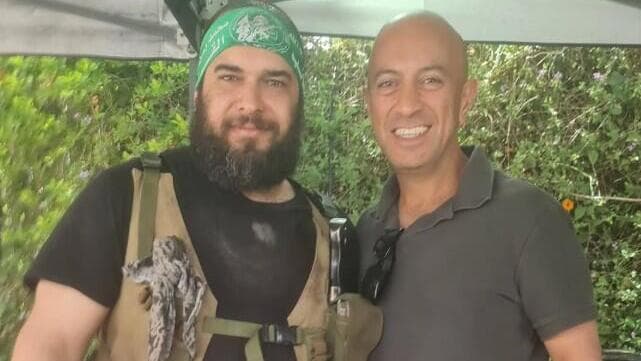 רואד עאזר (משמאל) עם אבי יששכרוף, על סט צילומי "פאודה"